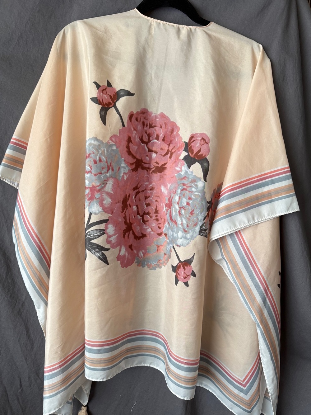 Vince Canuto Floral Kimono Wrap in Cream and Blush - Picture 3 of 3